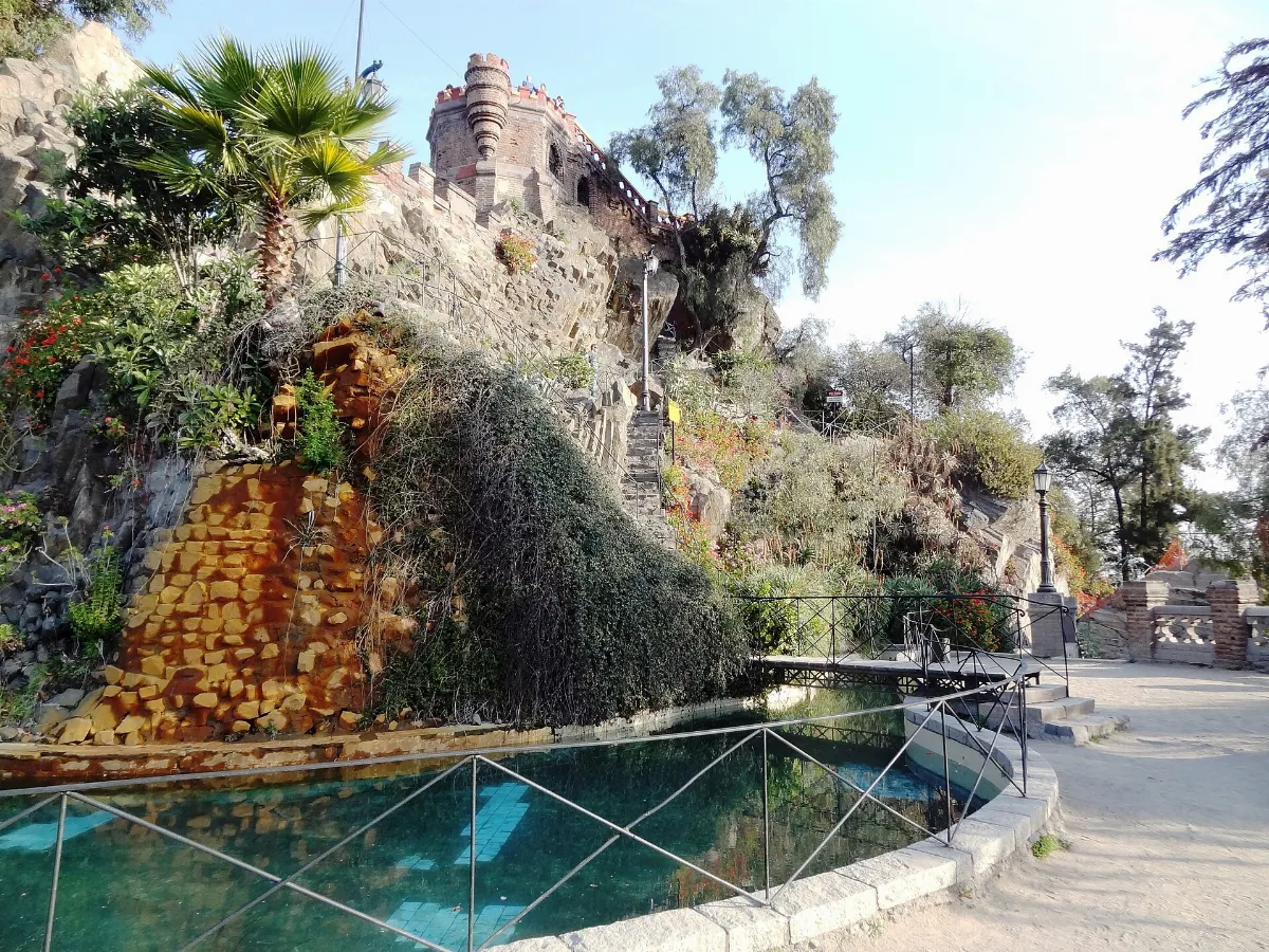 Piscina decorativa y roqueríos en la base del Cerro Santa Lucía, Santiago — aprox. 1880–1930 | Chile de Ayer