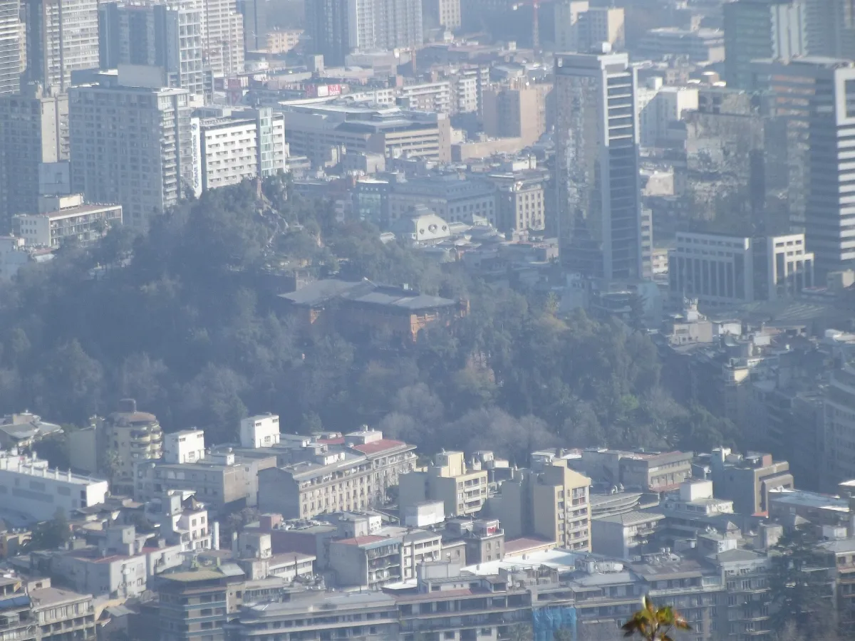 Vista lejana del Cerro Santa Lucía rodeado por los edificios del centro de Santiago — aprox. 1880–1930 | Chile de Ayer