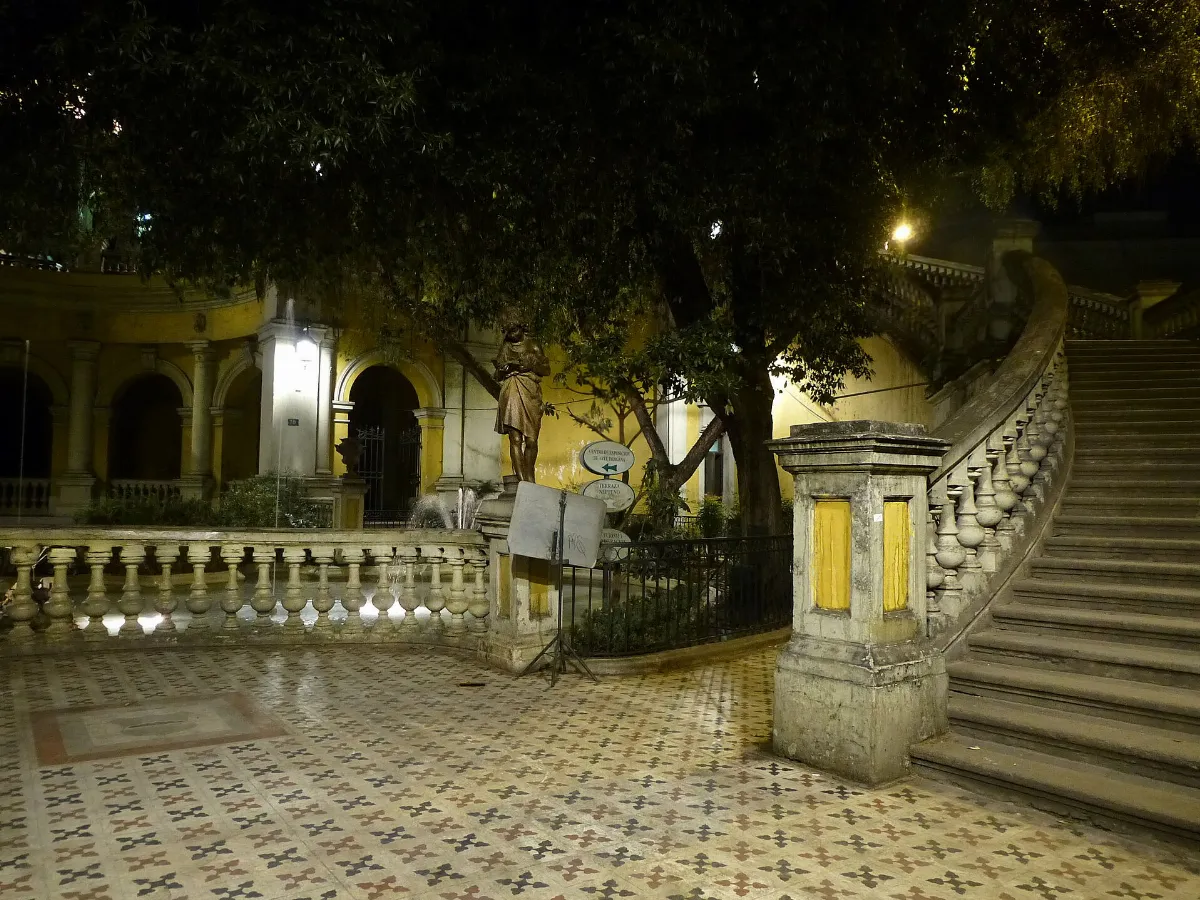 Cerro Santa Lucía: plaza nocturna con estatua y escalinata — aprox. 1880–1930 | Chile de Ayer