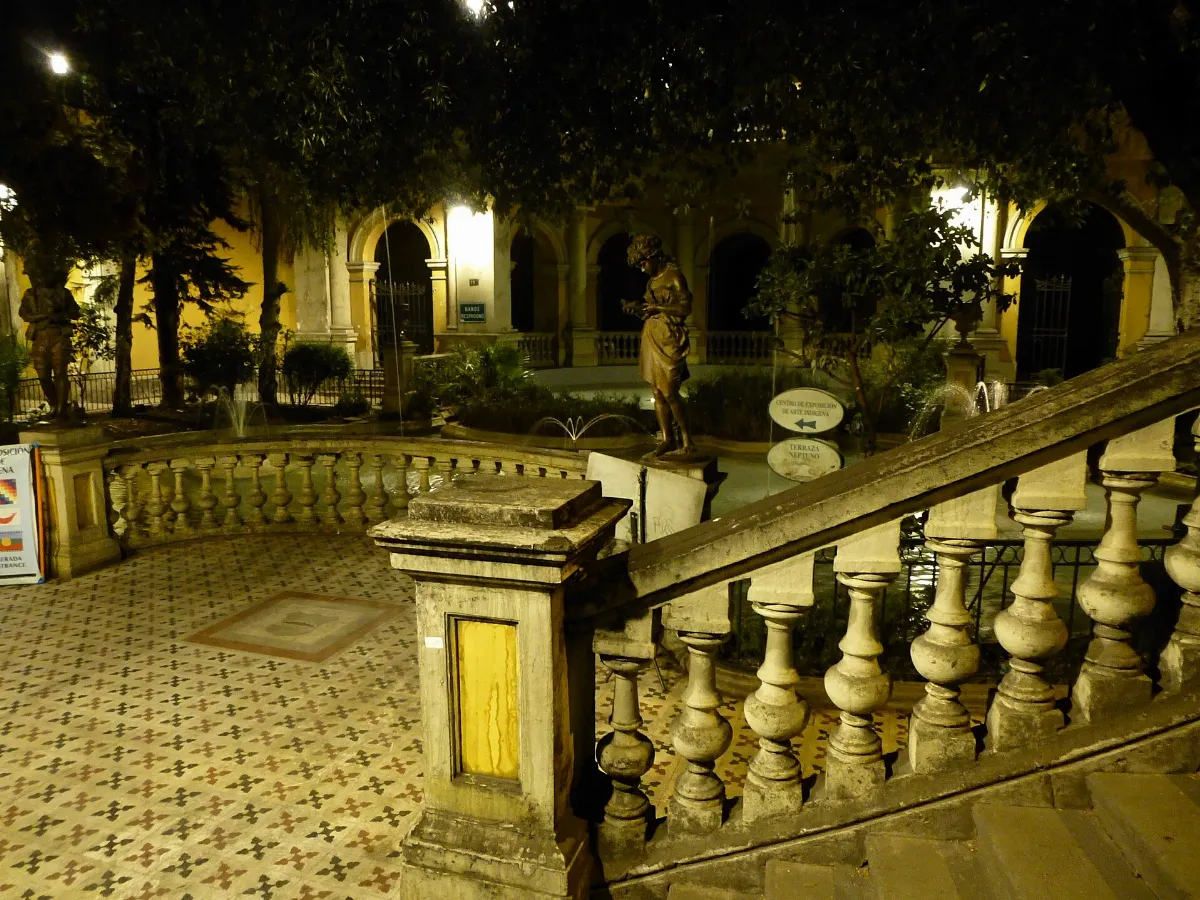 Patio interior iluminado del Castillo Hidalgo en el Cerro Santa Lucía, de noche — aprox. 1880–1930 | Chile de Ayer