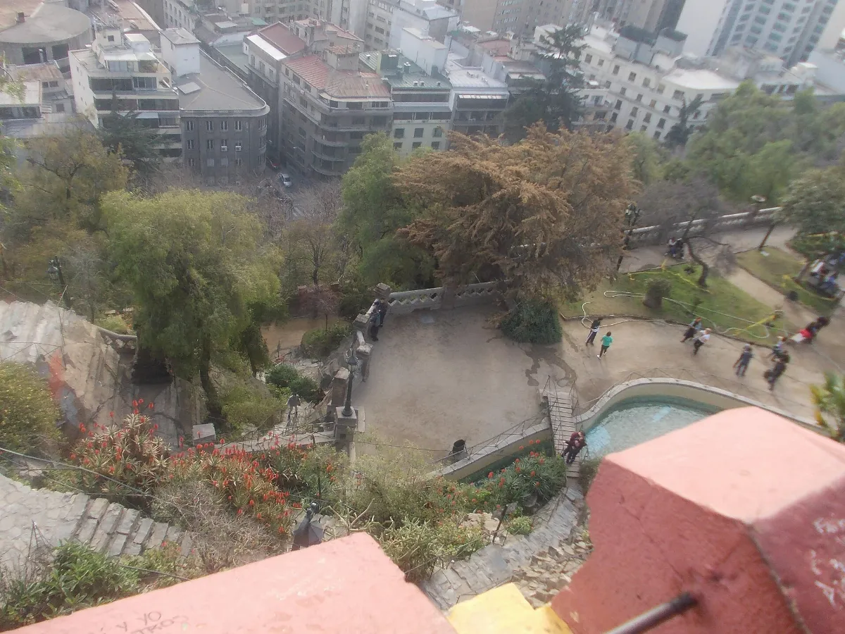 Cerro Santa Lucía, plaza de juegos y vegetación desde altura — aprox. 1880–1930 | Chile de Ayer