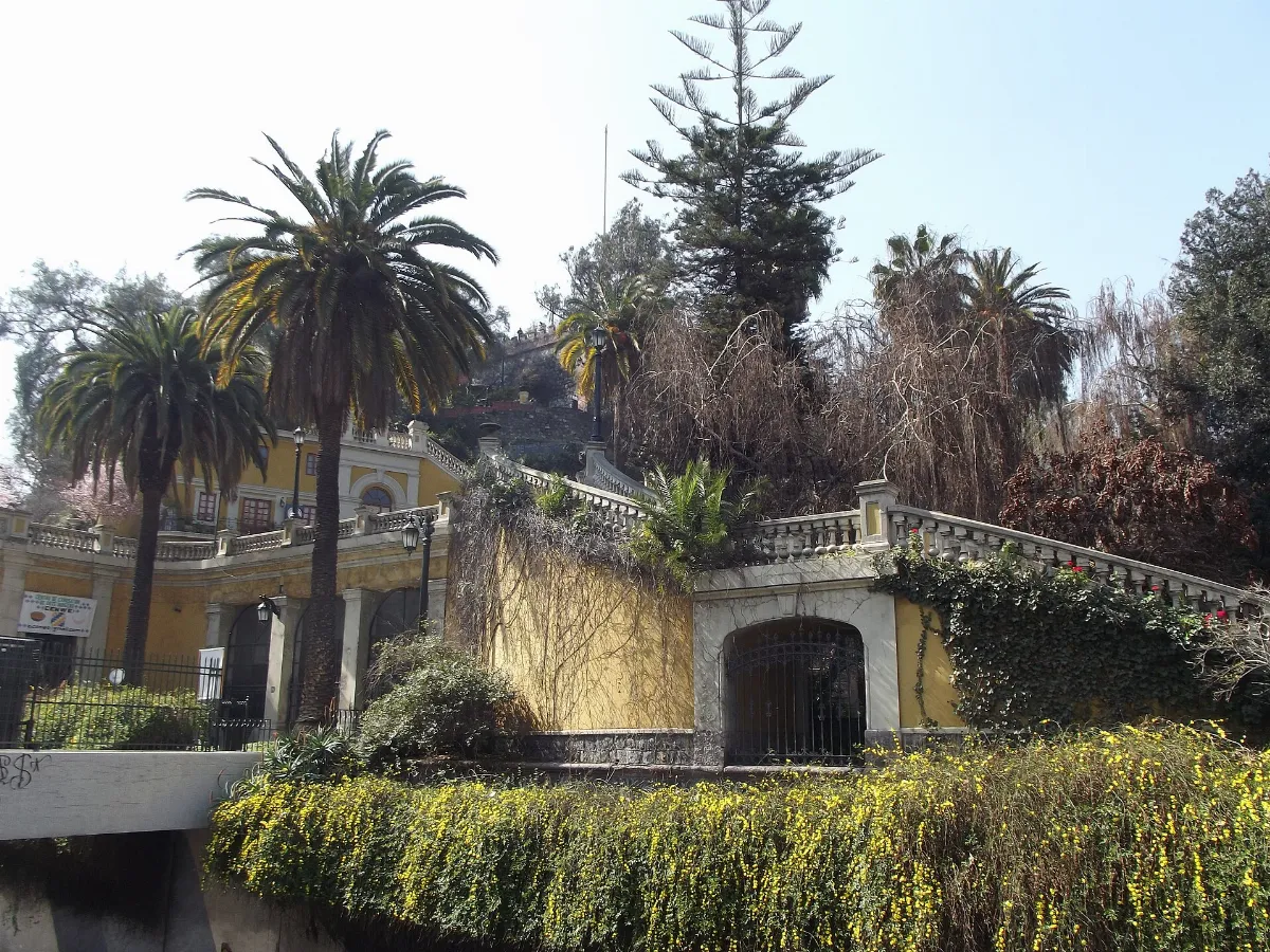 Castillo Hidalgo y palmeras en la ladera del Cerro Santa Lucía, Santiago — aprox. 1880–1930 | Chile de Ayer