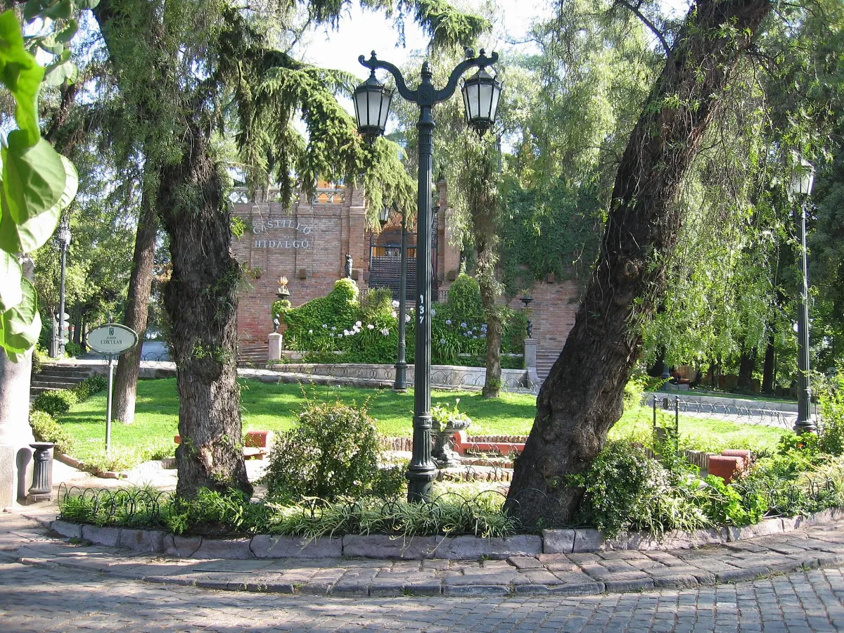 Plaza interior con farol central del Cerro Santa Lucía, Santiago — aprox. 1880–1930 | Chile de Ayer