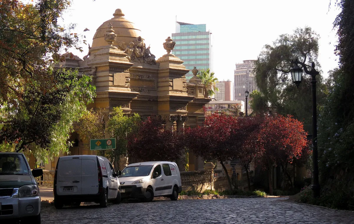 Cerro Santa Lucía, edificio con cúpula dorada y follaje otoñal — aprox. 1880–1930 | Chile de Ayer