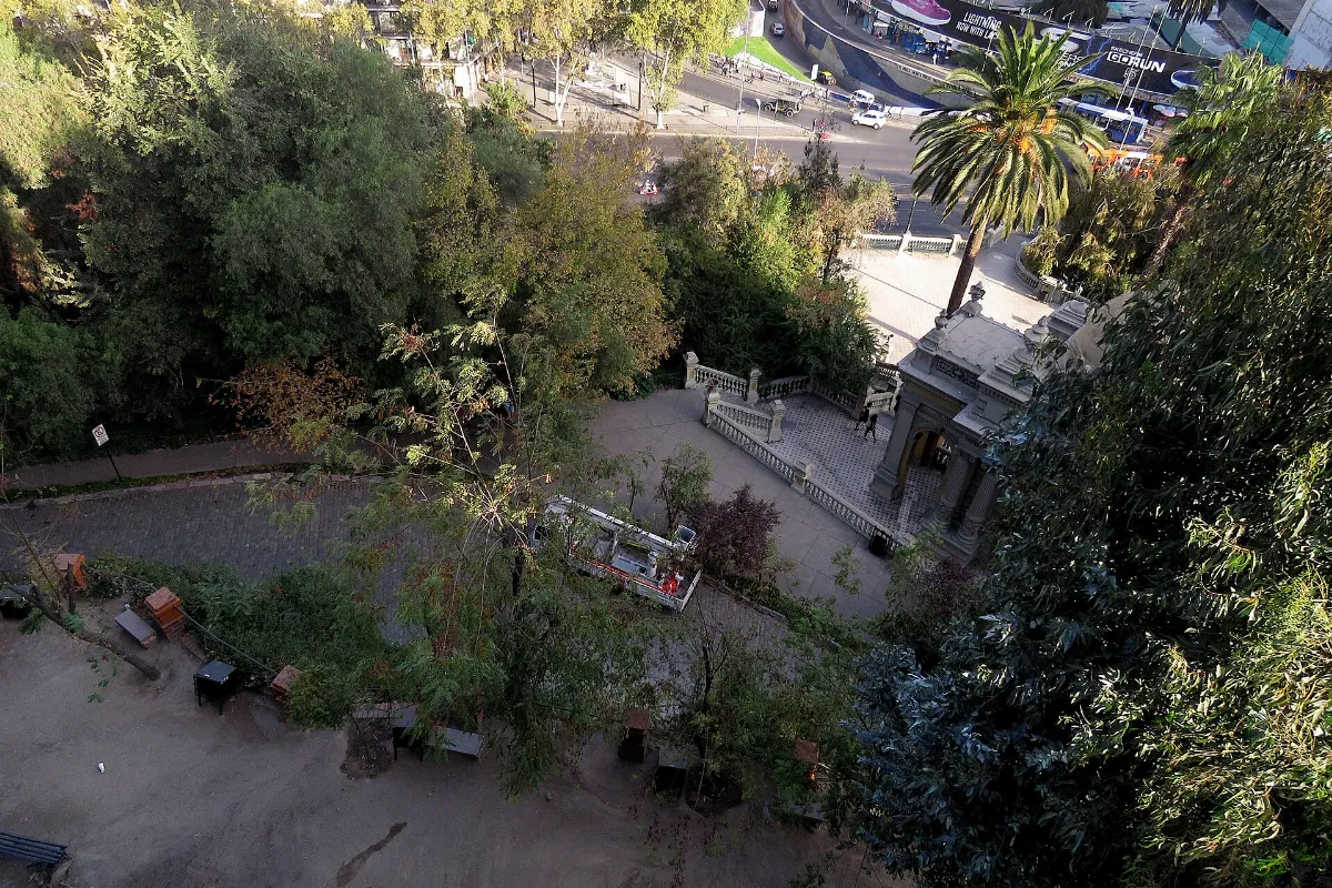 Cerro Santa Lucía con escalinata y balustrada desde vista superior — aprox. 1880–1930 | Chile de Ayer