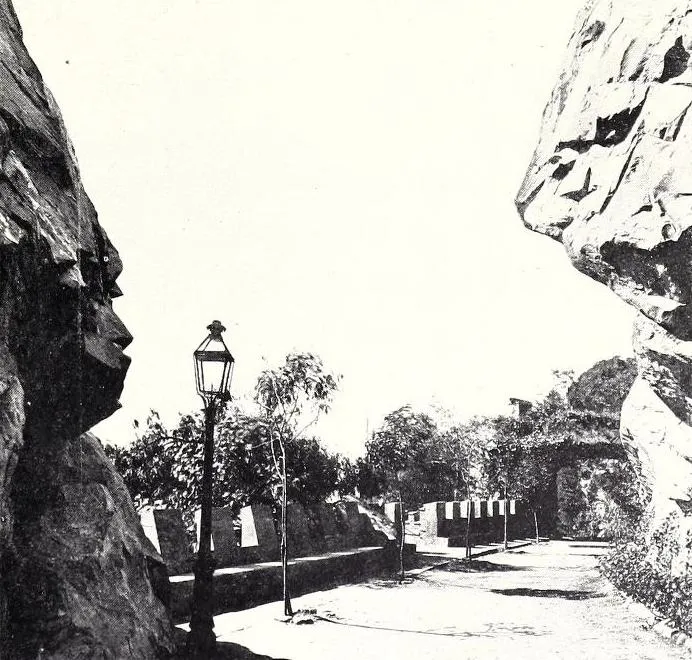 Portales de piedra en la entrada del Cerro Santa Lucía — aprox. 1904–1930 | Chile de Ayer