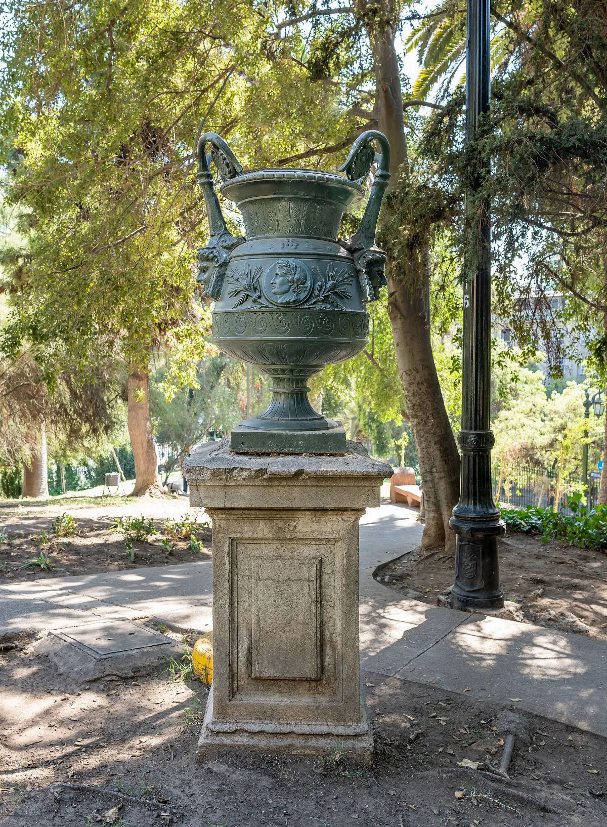Jarrón ornamental, Cerro Santa Lucía — aprox. 1880–1930 | Chile de Ayer