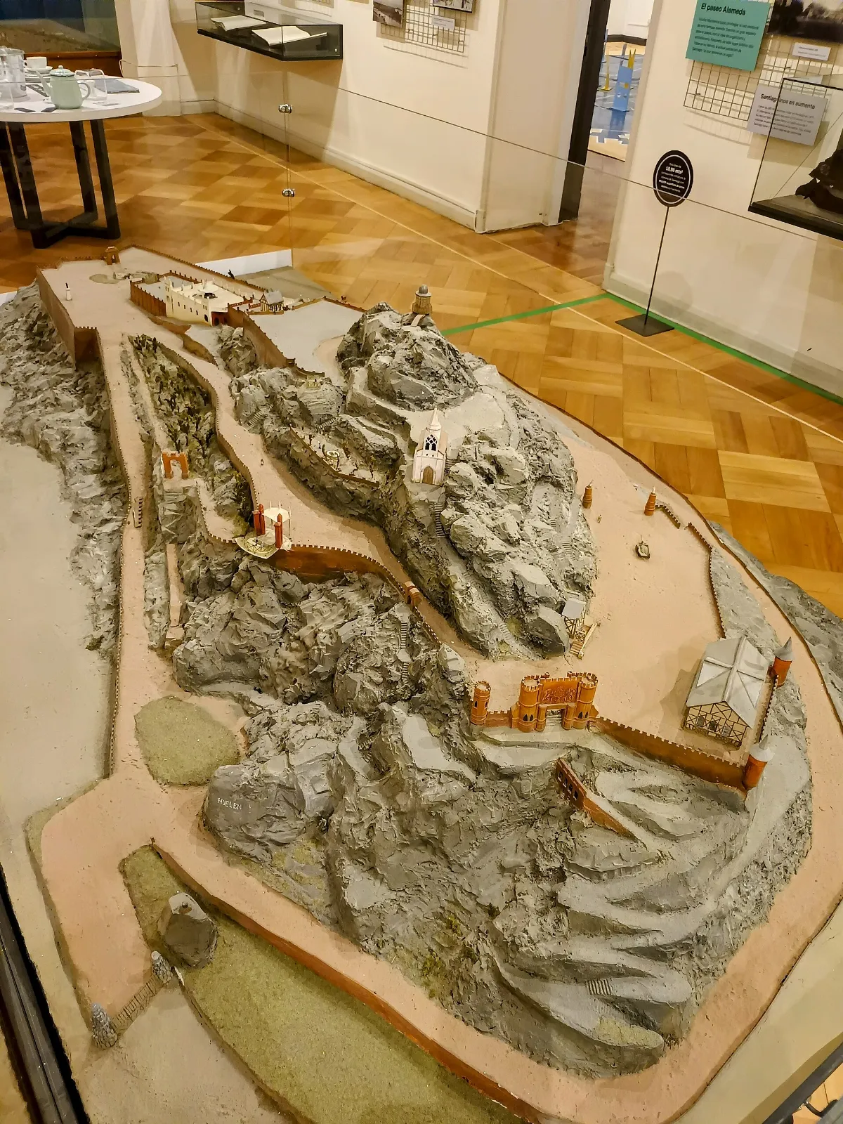 Maqueta de la apertura del Cerro Santa Lucía como parque público — aprox. 1880–1930 | Chile de Ayer