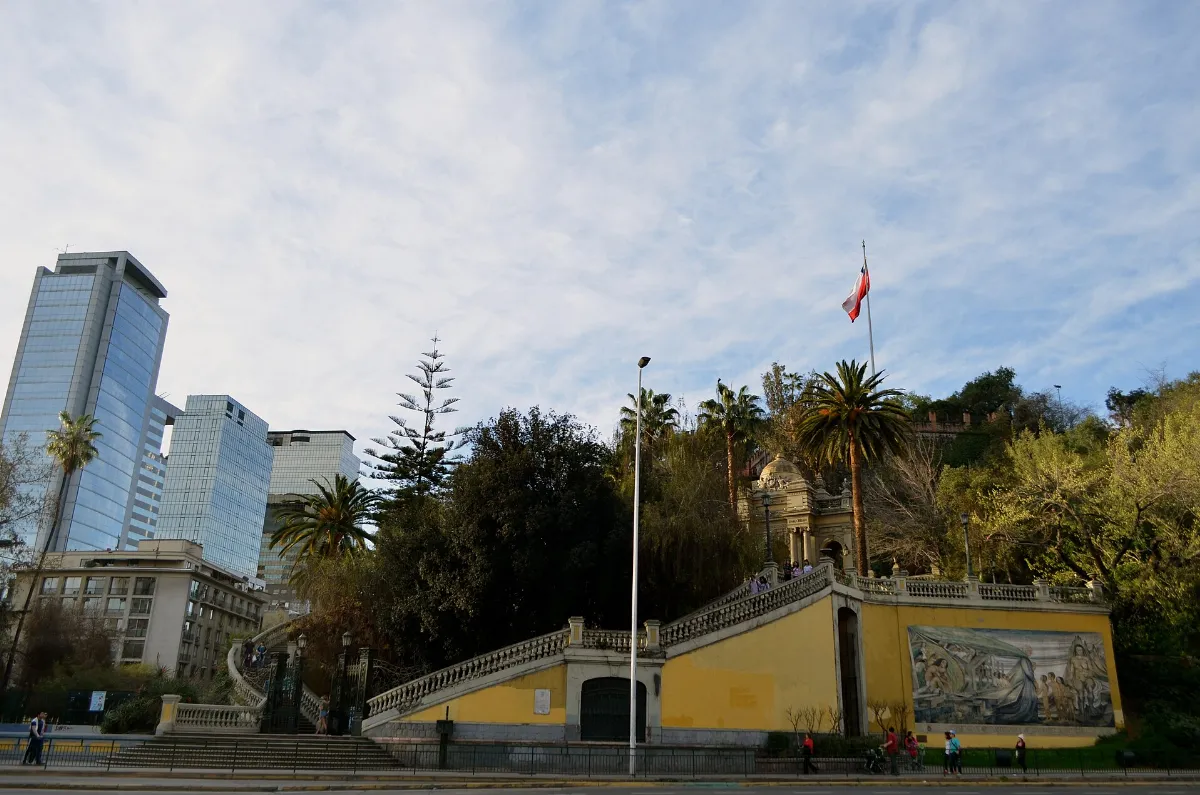 Palacio de La Moneda desde Cerro Santa Lucía con rascacielos — aprox. 1880–1930 | Chile de Ayer