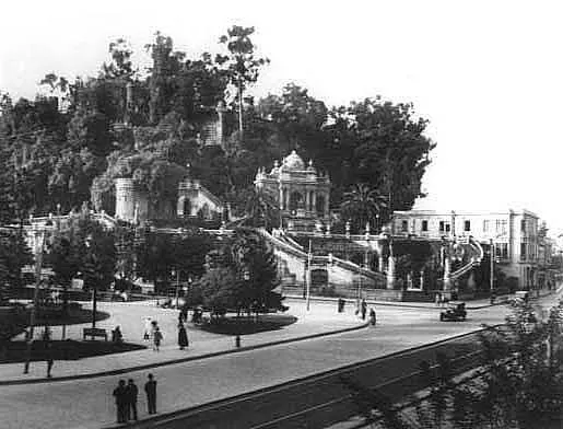 Cerro Santa Lucía con plaza y tranvía en primer plano — aprox. 1880–1930 | Chile de Ayer