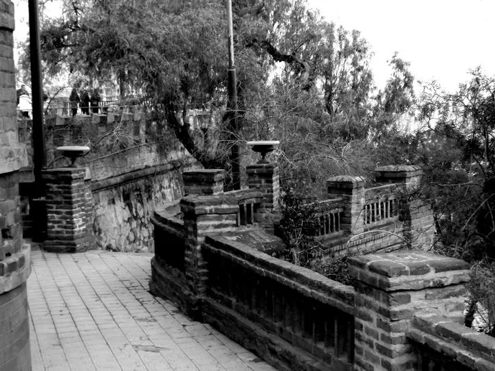 Muralla con balaustrada de ladrillo y terraza adoquinada en el Cerro Santa Lucía — aprox. 1880–1930 | Chile de Ayer