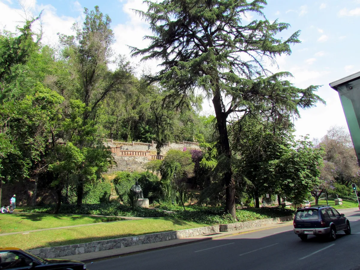 Cerro Santa Lucía con árbol centenario y muralla colonial — aprox. 1880–1930 | Chile de Ayer