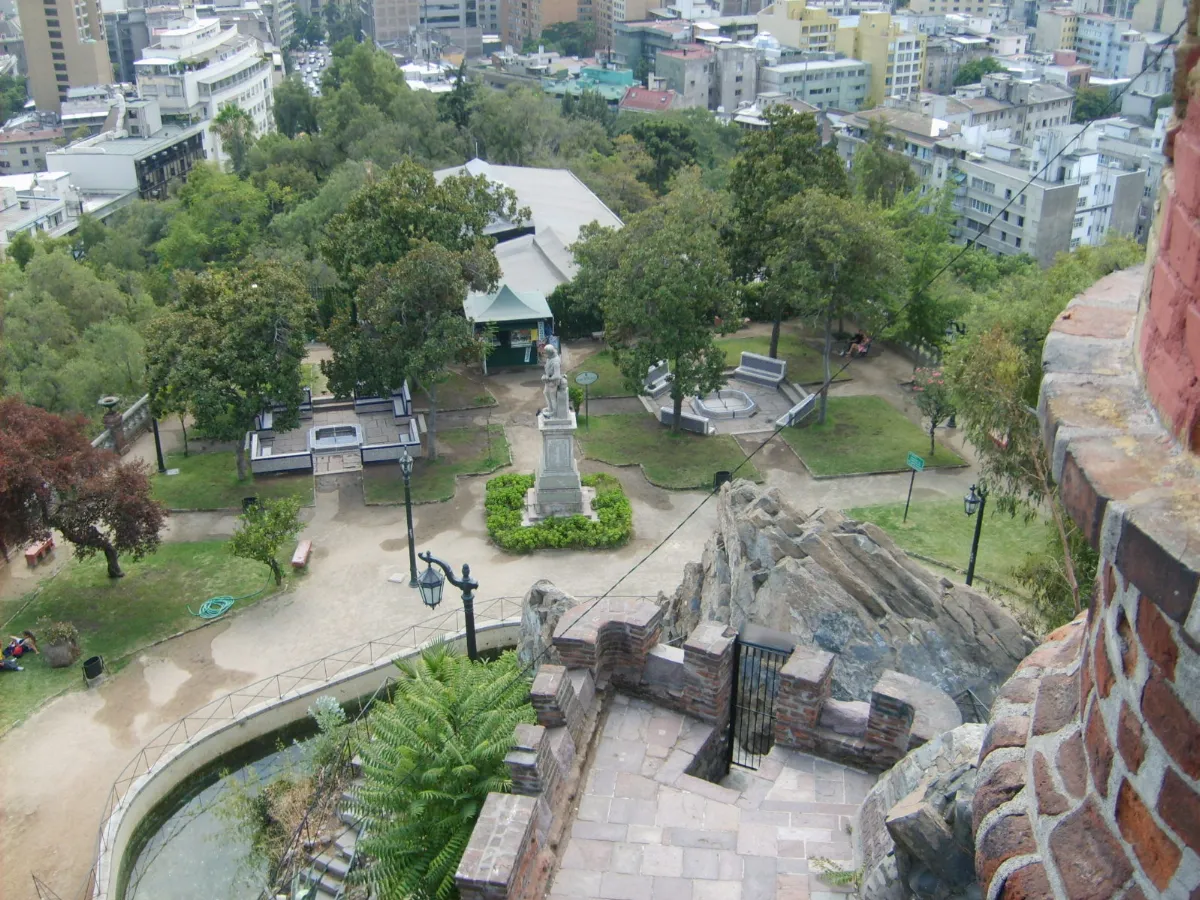 Vista Panorámica de la Plaza Pedro de Valdivia en el interior del cerro Santa Lucía. — aprox. 1880–1930 | Chile de Ayer