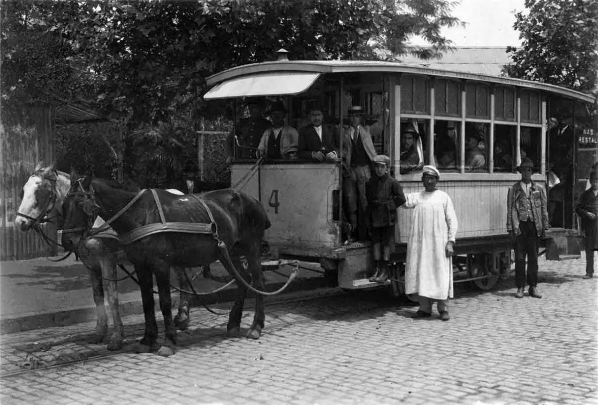 Tranvía de tracción animal en Plaza Italia, Santiago, 1920 — aprox. 1920 | Chile de Ayer