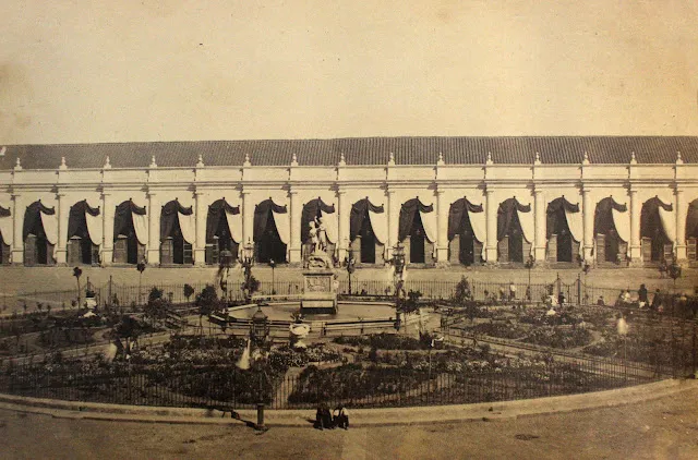 Portal de Sierra Bella en la Plaza de Armas de Santiago, 1860 — aprox. 1860 | Chile de Ayer
