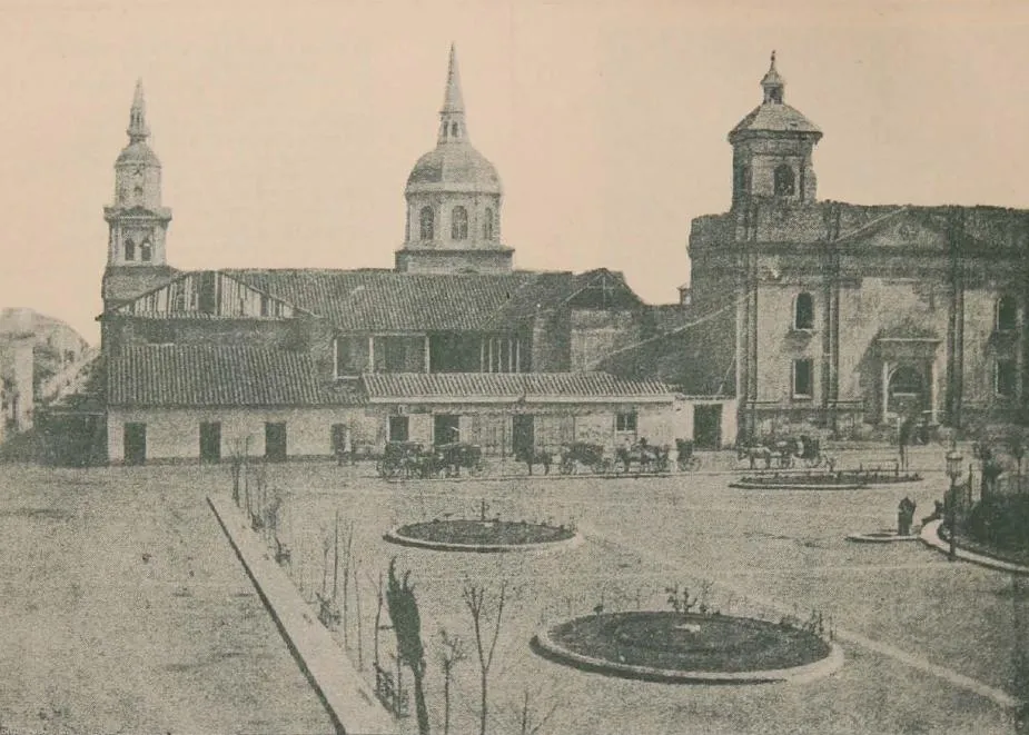 Plaza de Armas de Santiago en el Siglo XIX. Capilla del Sagrario y al fondo las torres de la iglesia de La Compañía. — aprox. 1850 | Chile de Ayer
