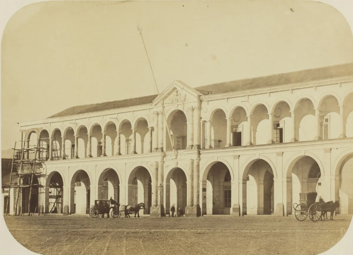 Plaza de Armas de Santiago de Chile, Portal Tagle (vereda Oriente). — aprox. 1869 | Chile de Ayer