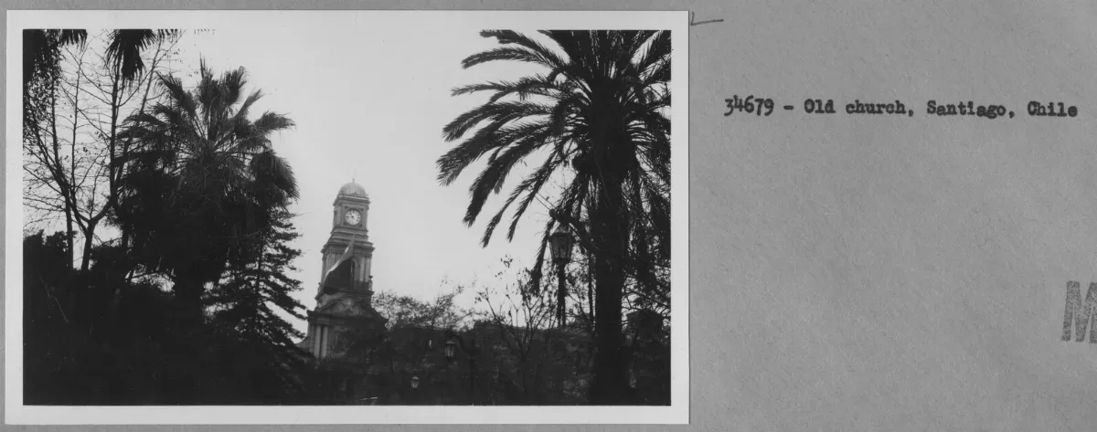Palacio de la Real Audiencia desde la Plaza de Armas de Santiago — aprox. 1900 | Chile de Ayer