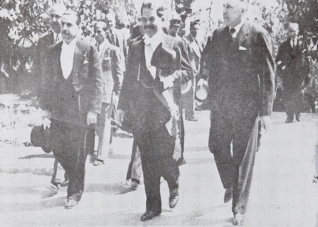 S.E llegando al cerro Santa Lucía a las ceremonias conmemorativas del Cuarto Centenario de Santiago — aprox. 1941 | Chile de Ayer