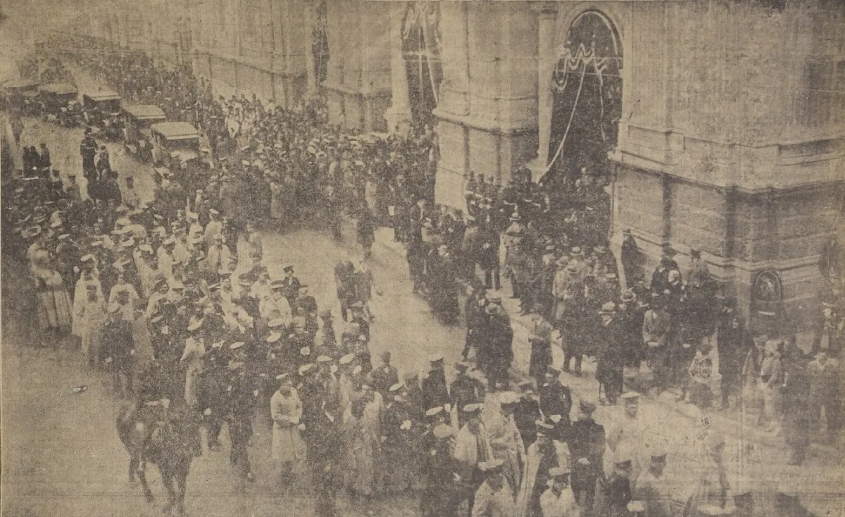 Frente al templo metropolitano, sacando los restos de las víctimas para el desfile fúnebre — aprox. 1927 | Chile de Ayer