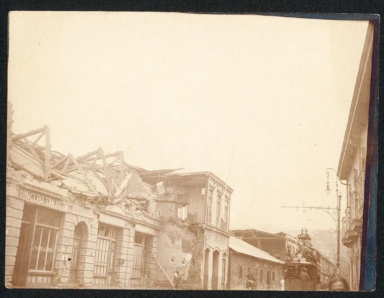 Calle comercial de Valparaíso con edificios colapsados y escombros — aprox. 1906 | Chile de Ayer