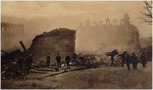 Hombres entre vigas y escombros al atardecer, silueta de iglesia al fondo, Valparaíso 1906 — aprox. 1906 | Chile de Ayer