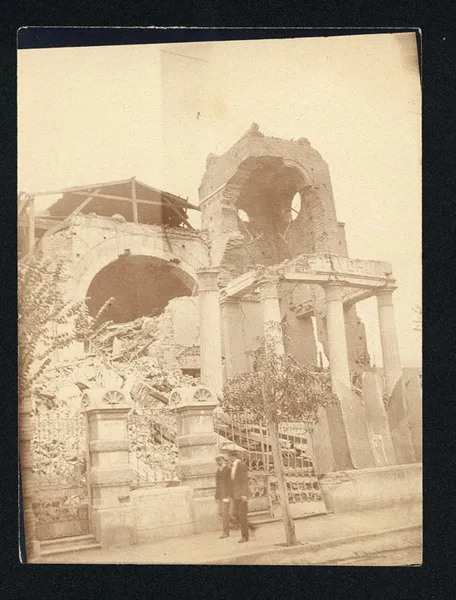 Dos hombres de traje ante el campanario derrumbado de una iglesia, Valparaíso 1906 — aprox. 1906 | Chile de Ayer