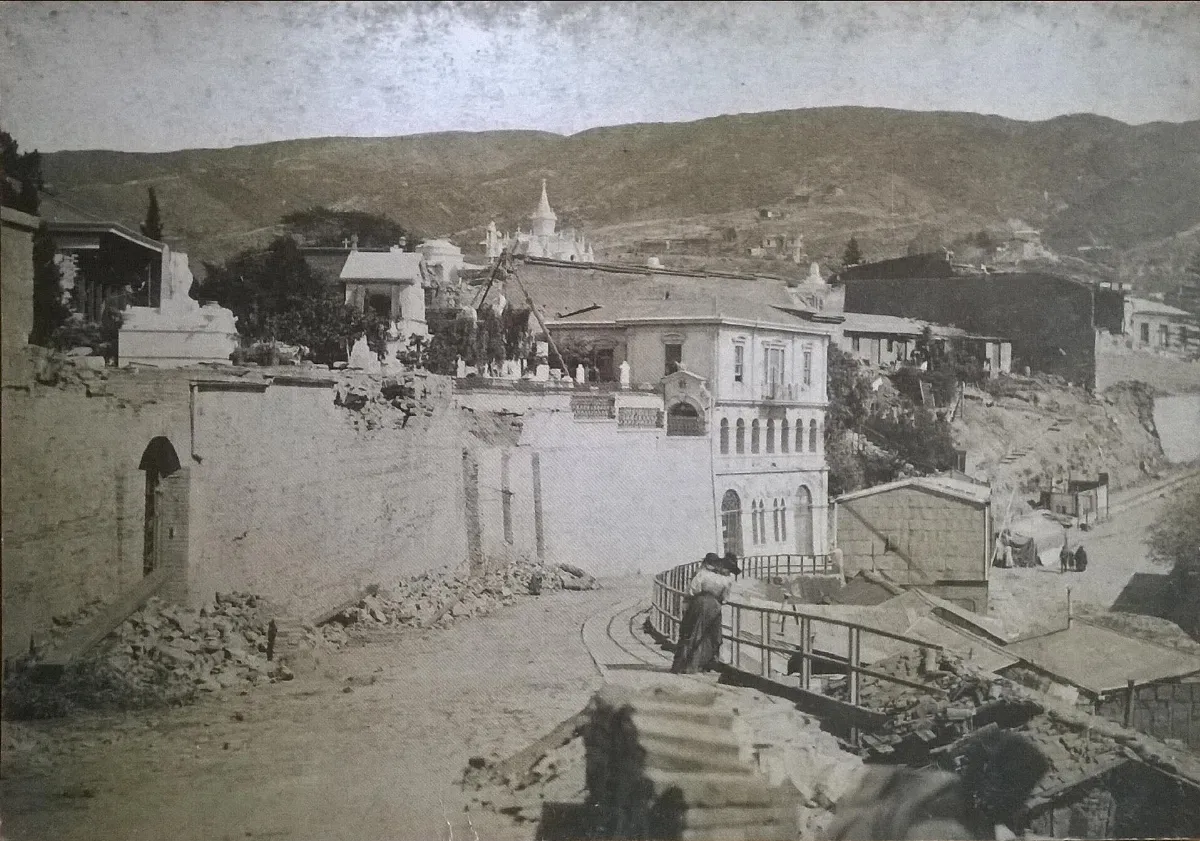 Vista exterior del cementerio protestante de Valparaíso luego del terremoto de 1906 — aprox. 1906 | Chile de Ayer