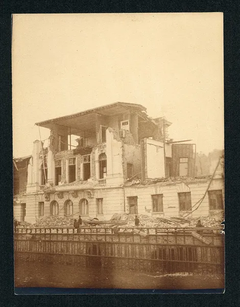 Palacio con fachada neoclásica destruida, vista frontal — aprox. 1906 | Chile de Ayer