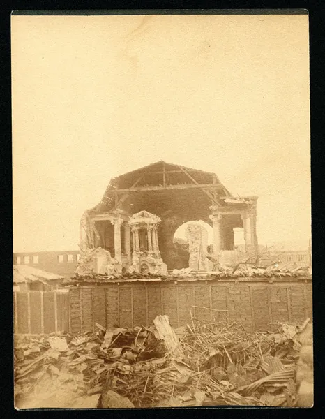Mausoleo con columnas partidas entre escombros y planchas de zinc, Valparaíso 1906 — aprox. 1906 | Chile de Ayer