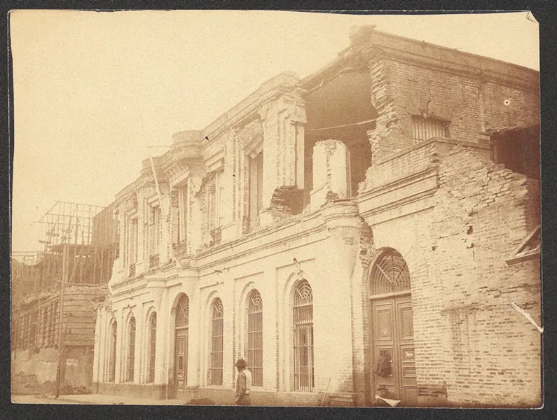 Edificio neoclásico con fachada agrietada y techo hundido tras el terremoto de Valparaíso de 1906 — aprox. 1906 | Chile de Ayer