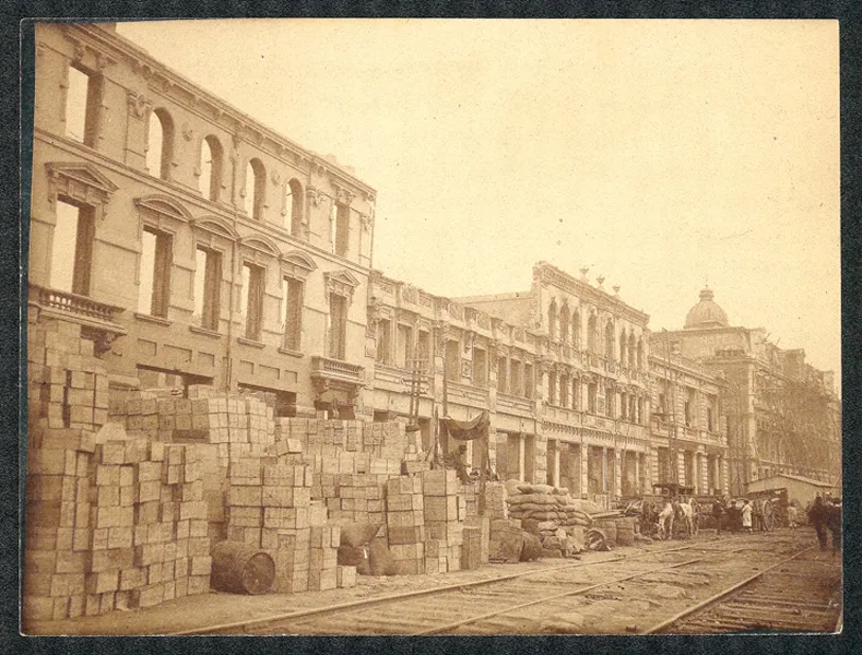 Calle con escombros y edificios dañados, Valparaíso 1906 — aprox. 1906 | Chile de Ayer