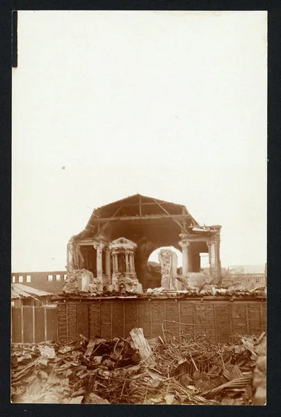 Ruinas de iglesia o palacio con columnas, posible catedral o edificio público — aprox. 1906 | Chile de Ayer