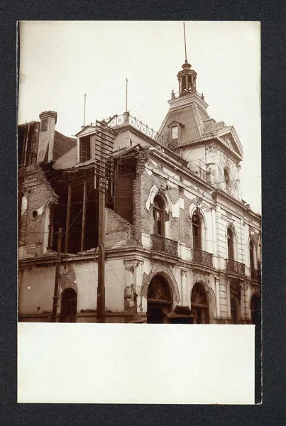 Edificio con torre y cúpula dañado por el terremoto de Valparaíso de 1906, con andamios de refuerzo — aprox. 1906 | Chile de Ayer