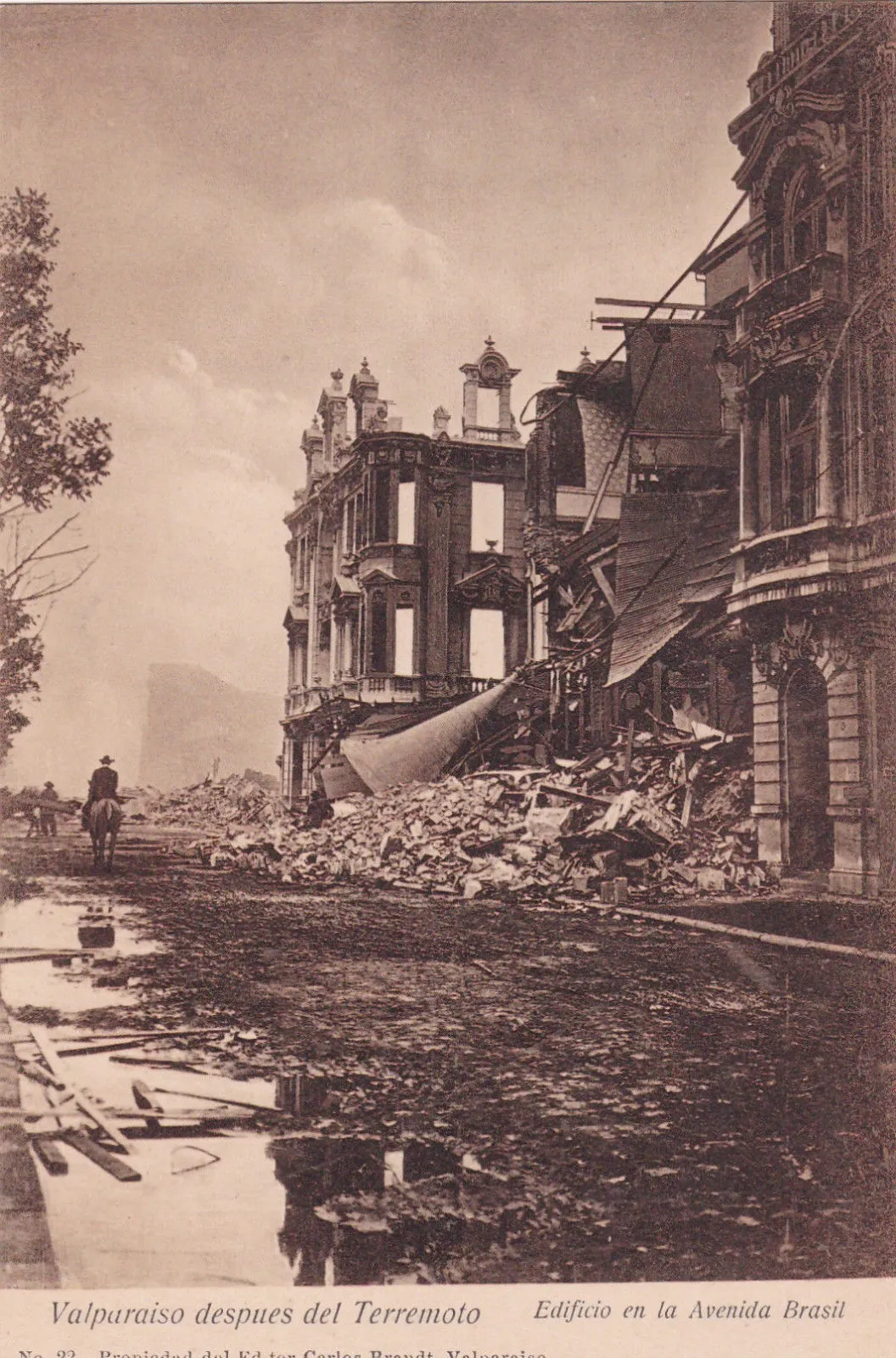 Edificio de la Avenida Brasil tras el terremoto de Valparaíso de 1906 — aprox. 1906 | Chile de Ayer