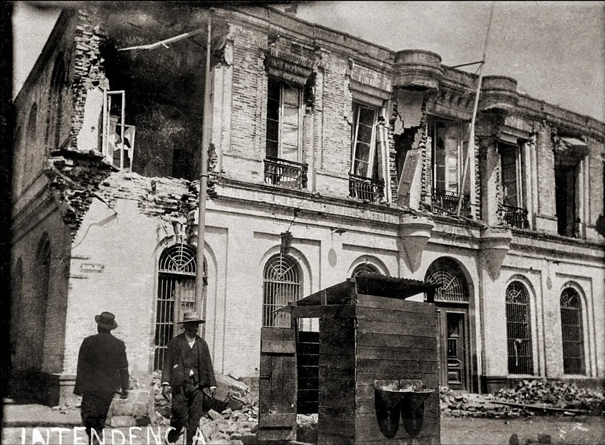 Edificio dañado con escombros y trabajadores en Valparaíso 1906 — aprox. 1906 | Chile de Ayer