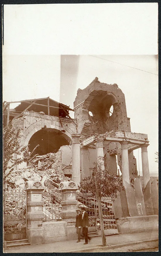 Columnas jónicas en pie junto al ábside abierto de una iglesia, Valparaíso 1906 — aprox. 1906 | Chile de Ayer
