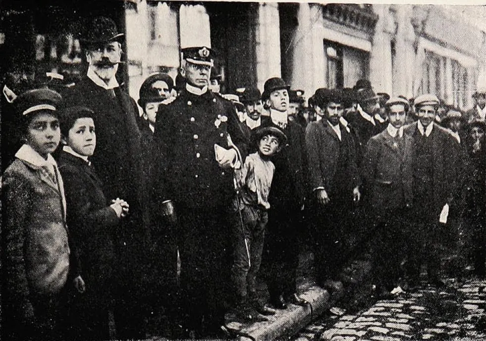 El intendente de Valparaíso junto al jefe de Plaza Luis Gómez Carreño después del Terremoto de Valparaíso de 1906 — aprox. 1906 | Chile de Ayer