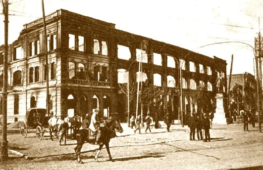 Exterior del Teatro de la Victoria tras el terremoto de 1906, Valparaíso — aprox. 1906 | Chile de Ayer