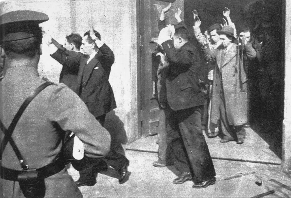 Nacistas rendidos salen de la Universidad de Chile, 5 de septiembre de 1938 — aprox. 1938 | Chile de Ayer