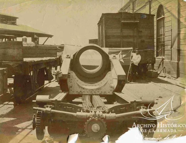 Restos del cañón del transporte Angamos en Talcahuano — aprox. 1910 | Chile de Ayer