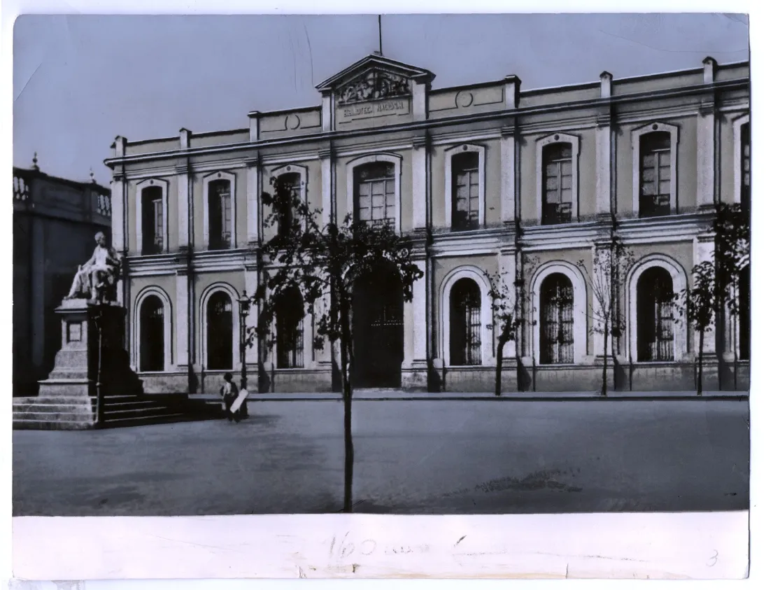 Edificio del Real Palacio del Tribunal del Consulado, albergó a la Biblioteca Nacional, entre 1886 y 1925 — aprox. 1900 | Chile de Ayer