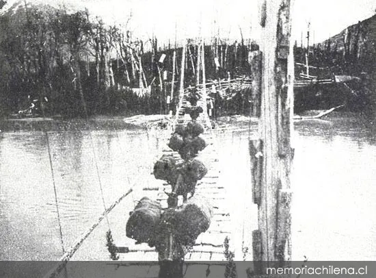 Acarreo de lana en puente sobre el río Ñadis, Aisén — 1928 | Chile de Ayer