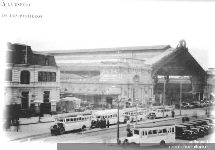 A la espera de los pasajeros, Estación Central, hacia 1930 — 1930 | Chile de Ayer