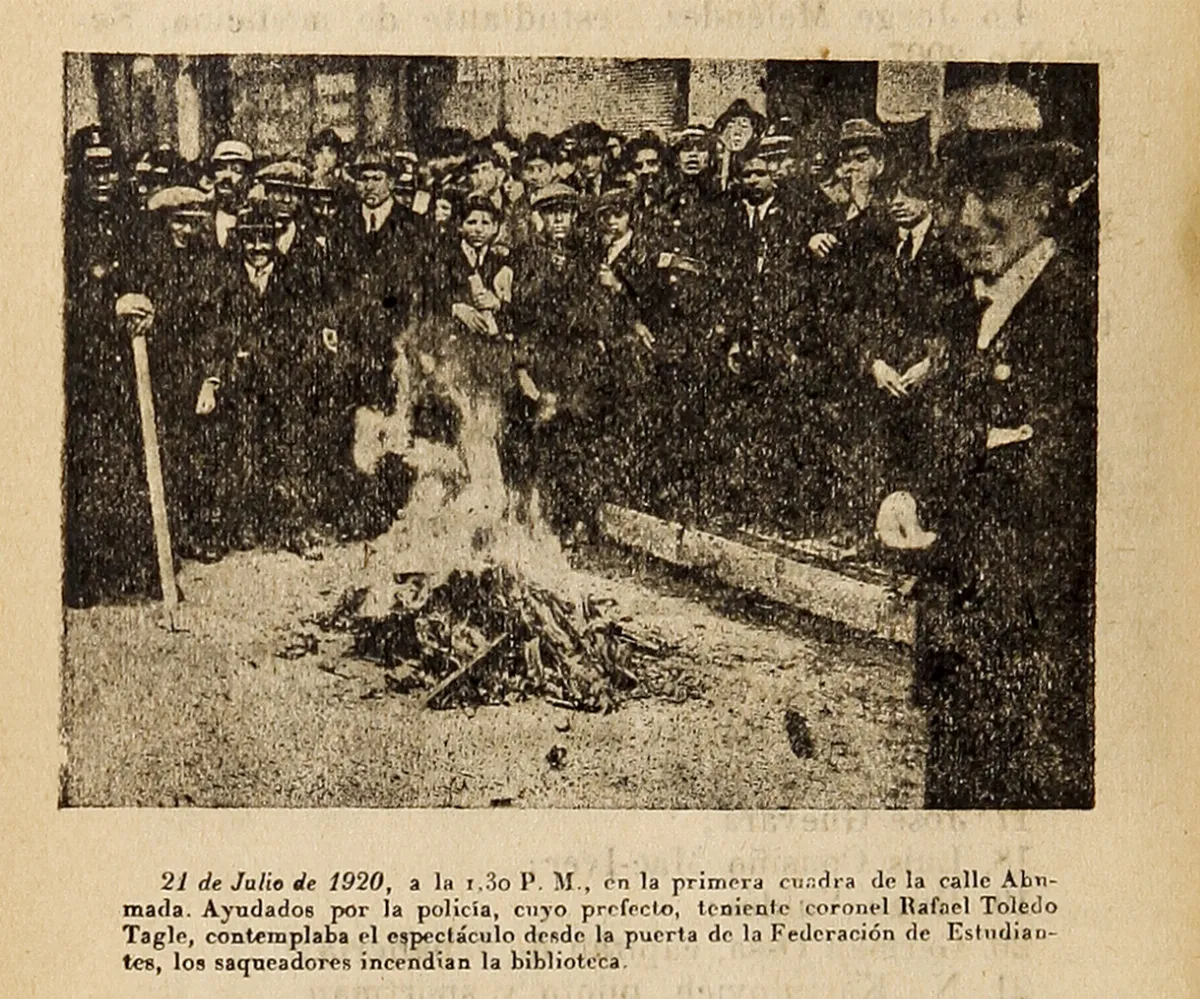 A la 1:30 p. m. en la primera cuadra de la calle Ahumada ayudados por la policía, cuyo prefecto, teniente coronel Rafael Toledo Tagle, contemplaba el espectáculo desde la puerta de la Federación de Estudiantes, los saqueadores incendian la biblioteca, ... — 1920 | Chile de Ayer