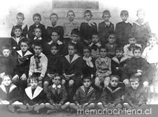 Alberto Hurtado en primera preparatoria en el Colegio San Ignacio, hacia 1907 — 1907 | Chile de Ayer