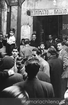 Alberto Hurtado junto al pórtico del Economato Social San Ignacio, hacia 1945 — 1945 | Chile de Ayer