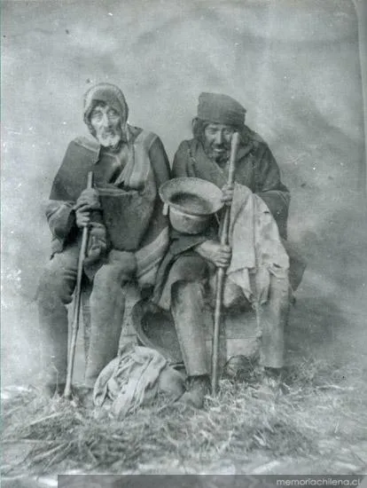 Ancianos indigentes, hacia 1900 — 1900 | Chile de Ayer