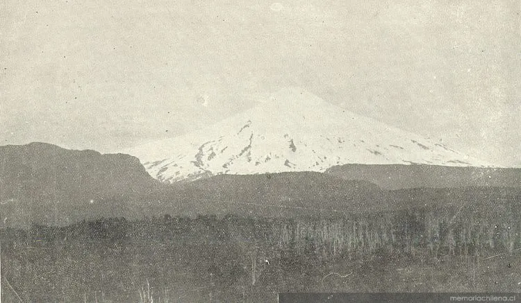 Bosques de la Provincia de Cautín y el volcán Villarrica — 1895 | Chile de Ayer