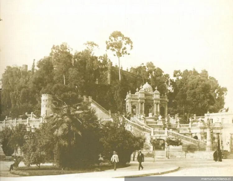 Cerro Santa Lucía con pabellón y escalinatas — 1920 | Chile de Ayer